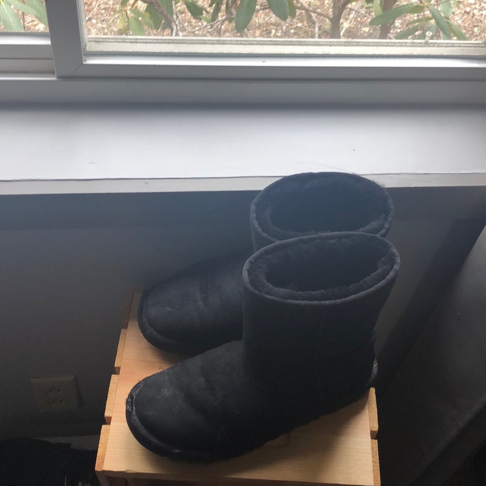 BLACK UGGS